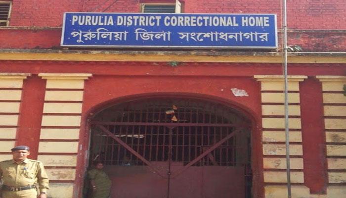 ব্যারাকের বাথরুমে কারারক্ষীর ঝুলন্ত দেহ উদ্ধার পুরুলিয়ায় ব্যারাকের বাথরুমে কারারক্ষীর ঝুলন্ত দেহ উদ্ধার পুরুলিয়ায়