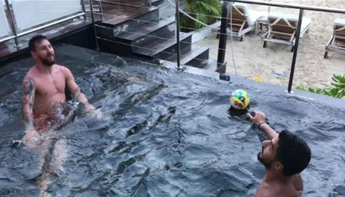 ভাইরাল: সুইমিং পুলে হেড টেনিসে মেসি-সুয়ারেজের ভাইরাল: সুইমিং পুলে হেড টেনিসে মেসি-সুয়ারেজের
