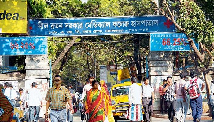 রোগী মৃত্যু ঘিরে NRS হাসপাতালে গণ্ডগোল, আক্রান্ত জুনিয়র ডাক্তাররা রোগী মৃত্যু ঘিরে NRS হাসপাতালে গণ্ডগোল, আক্রান্ত জুনিয়র ডাক্তাররা