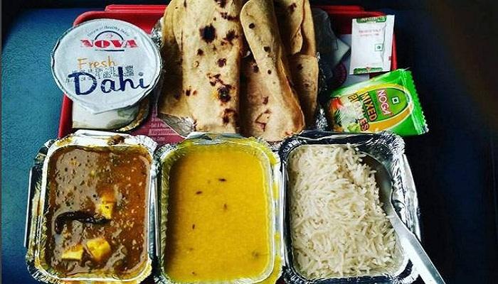 যাত্রীদের 'খাওয়ার অযোগ্য' খাবার দেয় ভারতীয় রেল, রিপোর্ট CAG-এর যাত্রীদের 'খাওয়ার অযোগ্য' খাবার দেয় ভারতীয় রেল, রিপোর্ট CAG-এর
