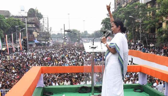 "বিজেপি শাসিত রাজ্যে বিজেপি নেতাদের বিরুদ্ধে কেন চুপ ED-CBI?" একুশের মঞ্চে প্রশ্ন মমতার "বিজেপি শাসিত রাজ্যে বিজেপি নেতাদের বিরুদ্ধে কেন চুপ ED-CBI?" একুশের মঞ্চে প্রশ্ন মমতার