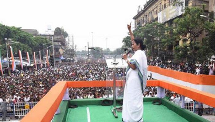 'পাহাড়ে শান্তি ফেরাবই!' ২১-এর মঞ্চ থেকে বার্তা মুখ্যমন্ত্রীর 'পাহাড়ে শান্তি ফেরাবই!' ২১-এর মঞ্চ থেকে বার্তা মুখ্যমন্ত্রীর