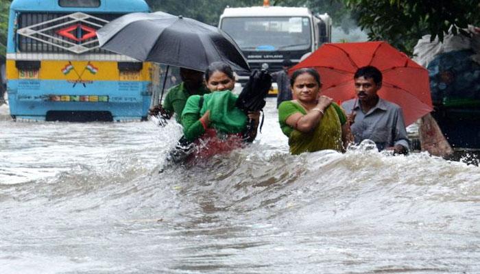 অতিবৃষ্টির ভোগান্তি কলকাতাতেও, মুরারিপুকুরে ভেঙে পড়ল পুরনো বাড়ির একাংশ অতিবৃষ্টির ভোগান্তি কলকাতাতেও, মুরারিপুকুরে ভেঙে পড়ল পুরনো বাড়ির একাংশ