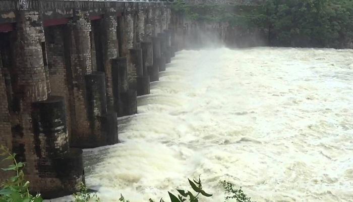 মুকুটমণিপুর বাঁধ থেকে জল ছাড়ায় বাঁকুড়ার বিস্তীর্ণ এলাকায় নতুন করে বন্যার আশঙ্কা মুকুটমণিপুর বাঁধ থেকে জল ছাড়ায় বাঁকুড়ার বিস্তীর্ণ এলাকায় নতুন করে বন্যার আশঙ্কা
