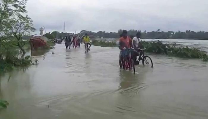 রূপনারায়ণের বাঁধ ভেঙে ভাসছে হুগলি, হাসপাতালে পৌঁছতে ভরসা নৌকা রূপনারায়ণের বাঁধ ভেঙে ভাসছে হুগলি, হাসপাতালে পৌঁছতে ভরসা নৌকা