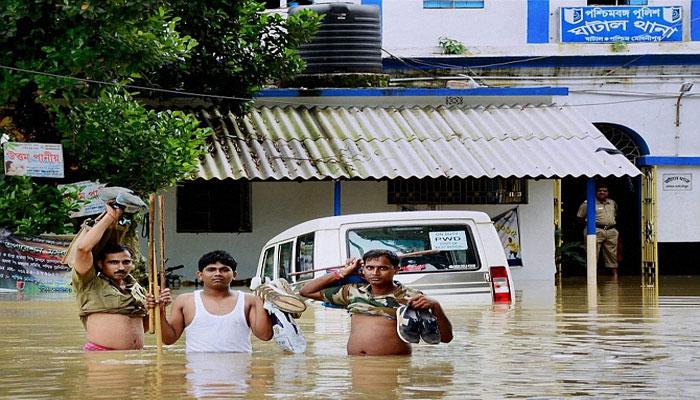 ঘাটালে জলবন্দিদের সরানোর কাজে আজ ফের নামছে বায়ুসেনা ঘাটালে জলবন্দিদের সরানোর কাজে আজ ফের নামছে বায়ুসেনা