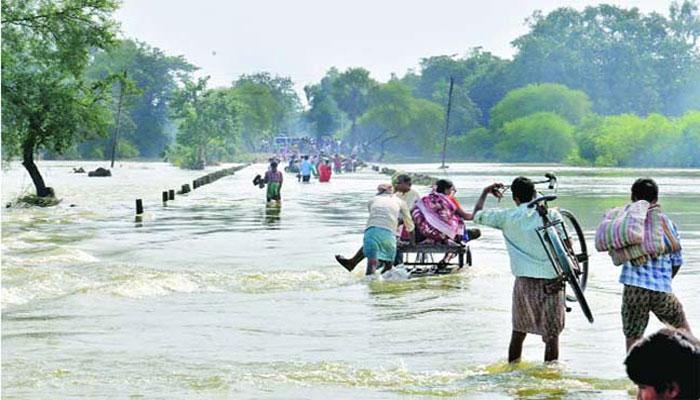 পুড়শুড়া শ্রীরামপুরের সবহারা মানুষগুলি প্রাণ হাতে আশ্রয় নিয়েছেন বাঁধের উপর পুড়শুড়া শ্রীরামপুরের সবহারা মানুষগুলি প্রাণ হাতে আশ্রয় নিয়েছেন বাঁধের উপর