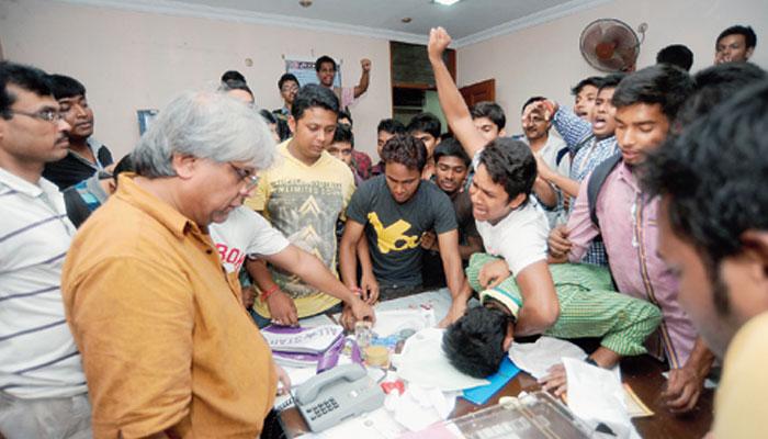 TMCP-র দুই গোষ্ঠীর সংঘর্ষ, জয়পুরিয়া কলেজে ধুন্ধুমার TMCP-র দুই গোষ্ঠীর সংঘর্ষ, জয়পুরিয়া কলেজে ধুন্ধুমার