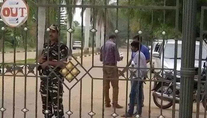 গুজরাটের কং বিধায়কদের কর্ণাটকের 'সেফ শেল্টারে' আয়কর হানা, বাদ গেল না মন্ত্রী আবাসও গুজরাটের কং বিধায়কদের কর্ণাটকের 'সেফ শেল্টারে' আয়কর হানা, বাদ গেল না মন্ত্রী আবাসও