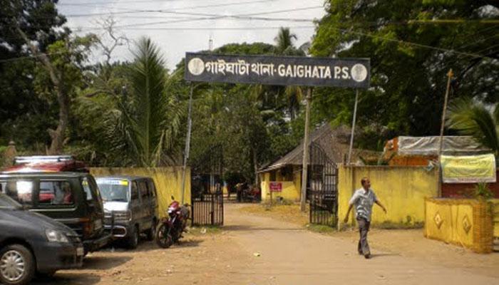 গোবরডাঙায় শুটআউট, জোর বাঁচা বাঁচলেন তৃণমূল কাউন্সিলরের স্বামী গোবরডাঙায় শুটআউট, জোর বাঁচা বাঁচলেন তৃণমূল কাউন্সিলরের স্বামী
