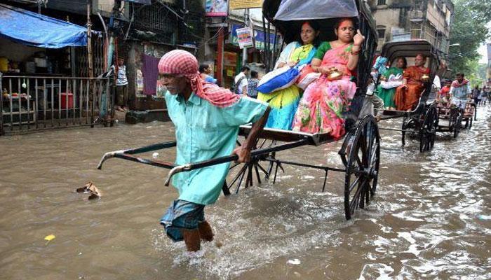 বেহালা এখনও বেহাল, বৃষ্টির দুই দিন কাটার পরেও নামেনি জল বেহালা এখনও বেহাল, বৃষ্টির দুই দিন কাটার পরেও নামেনি জল