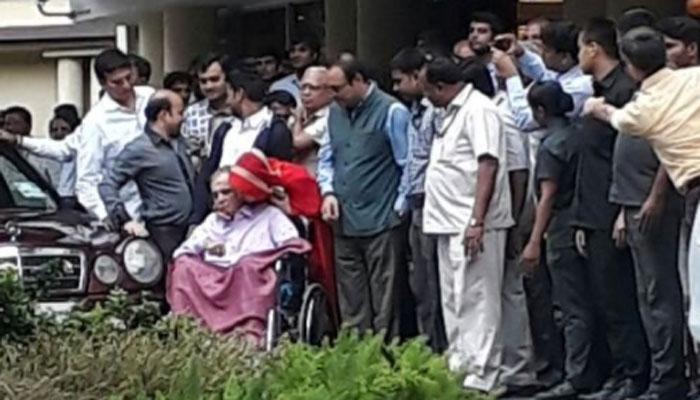 হাসপাতাল থেকে ছাড়া পেলেন দিলীপ কুমার হাসপাতাল থেকে ছাড়া পেলেন দিলীপ কুমার