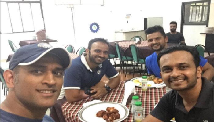 শ্রীলঙ্কায় টেস্ট সিরিজ চলছে, কিন্তু জানেন ধোনি এখন কী করছেন? শ্রীলঙ্কায় টেস্ট সিরিজ চলছে, কিন্তু জানেন ধোনি এখন কী করছেন?