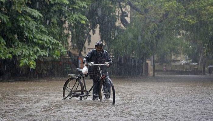 টানা বৃষ্টিতে বিপর্যস্ত জলপাইগুড়ি টানা বৃষ্টিতে বিপর্যস্ত জলপাইগুড়ি