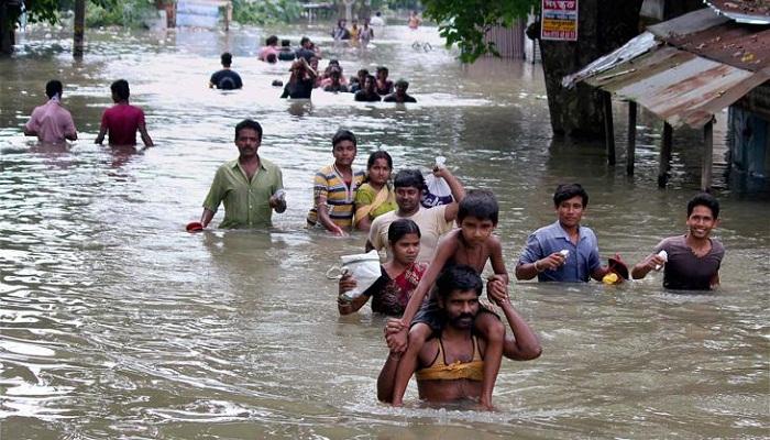 নৌকাই এখন অ্যাম্বুলেন্স, হাসপাতালে সন্তান কোলে জলবন্দি মায়েরা নৌকাই এখন অ্যাম্বুলেন্স, হাসপাতালে সন্তান কোলে জলবন্দি মায়েরা