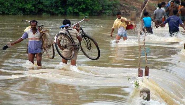 মহানন্দা, গঙ্গার পর এবার ফুলহারের বাঁধে ফাটল; মালদায় বিপন্ন ৩০ হাজার মানুষ মহানন্দা, গঙ্গার পর এবার ফুলহারের বাঁধে ফাটল; মালদায় বিপন্ন ৩০ হাজার মানুষ