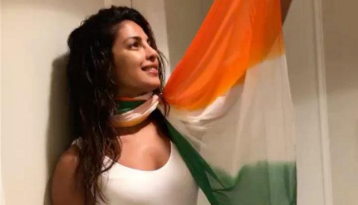 তেরঙ্গা ওড়না কেন পরেছেন, ক্ষমা চাইতে বলা হল প্রিয়াঙ্কা চোপড়াকে! তেরঙ্গা ওড়না কেন পরেছেন, ক্ষমা চাইতে বলা হল প্রিয়াঙ্কা চোপড়াকে!