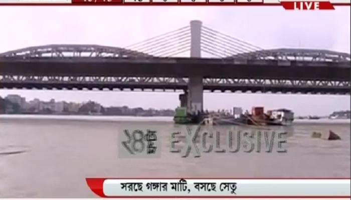 আলগা হচ্ছে নিবেদিতা সেতুর পিলারের নীচের মাটি, সেতু শক্ত করতে ফেলা হচ্ছে বোল্ডার আলগা হচ্ছে নিবেদিতা সেতুর পিলারের নীচের মাটি, সেতু শক্ত করতে ফেলা হচ্ছে বোল্ডার