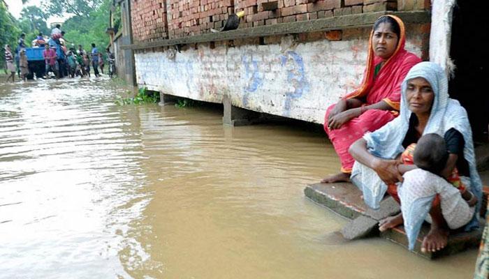 দুর্ভিক্ষের আশঙ্কায় প্রহর গুনছে জলভাসি মানুষ দুর্ভিক্ষের আশঙ্কায় প্রহর গুনছে জলভাসি মানুষ
