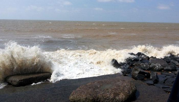 দিঘায় ভরা ষাঁড়াষাড়ি কোটাল, হু হু করে জল ঢুকছে সৈকত নগরীতে দিঘায় ভরা ষাঁড়াষাড়ি কোটাল, হু হু করে জল ঢুকছে সৈকত নগরীতে