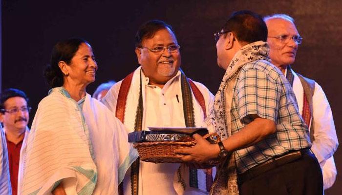 স্কুল শিক্ষকদেরও স্বাস্থ্যসাথী প্রকল্পের সুযোগ, শিক্ষক দিবসের উপহার মুখ্যমন্ত্রীর স্কুল শিক্ষকদেরও স্বাস্থ্যসাথী প্রকল্পের সুযোগ, শিক্ষক দিবসের উপহার মুখ্যমন্ত্রীর