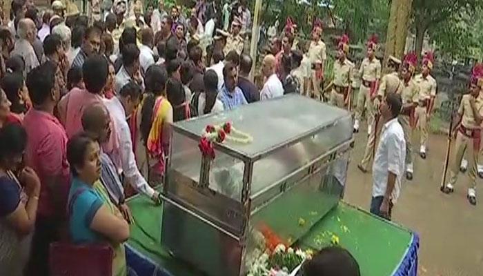 গৌরী লঙ্কেশ হত্যায় সোশ্যাল মিডিয়ায় নিন্দার ঝড়, প্রতিবাদে পথে আম জনতা গৌরী লঙ্কেশ হত্যায় সোশ্যাল মিডিয়ায় নিন্দার ঝড়, প্রতিবাদে পথে আম জনতা