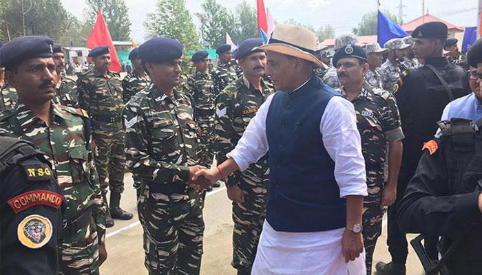জানুন, জম্মু কাশ্মীরে ৪ দিনের সফরে গিয়ে কী বললেন রাজনাথ সিং জানুন, জম্মু কাশ্মীরে ৪ দিনের সফরে গিয়ে কী বললেন রাজনাথ সিং