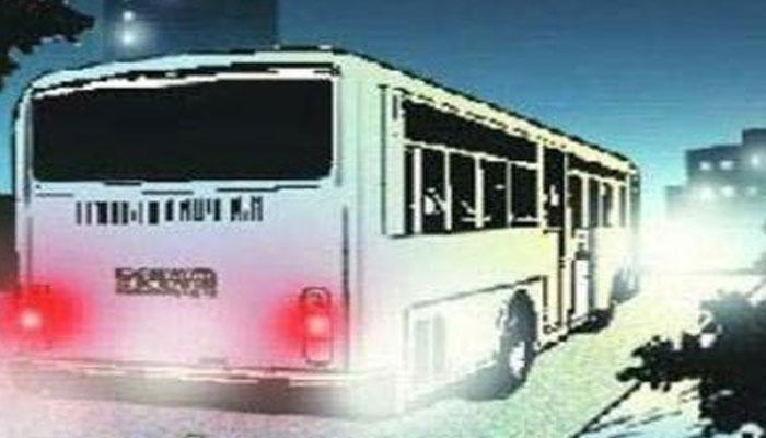 দেশপ্রিয় পার্ক এলাকায় চলন্ত বাসে দুষ্কৃতীদের তাণ্ডব দেশপ্রিয় পার্ক এলাকায় চলন্ত বাসে দুষ্কৃতীদের তাণ্ডব