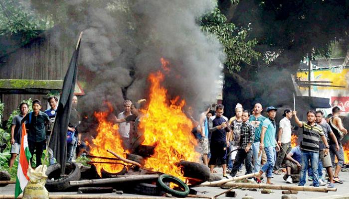 ফের পাহাড়ে জ্বলল আগুন, মোর্চার বিক্ষোভে অশান্ত কালিম্পং ফের পাহাড়ে জ্বলল আগুন, মোর্চার বিক্ষোভে অশান্ত কালিম্পং