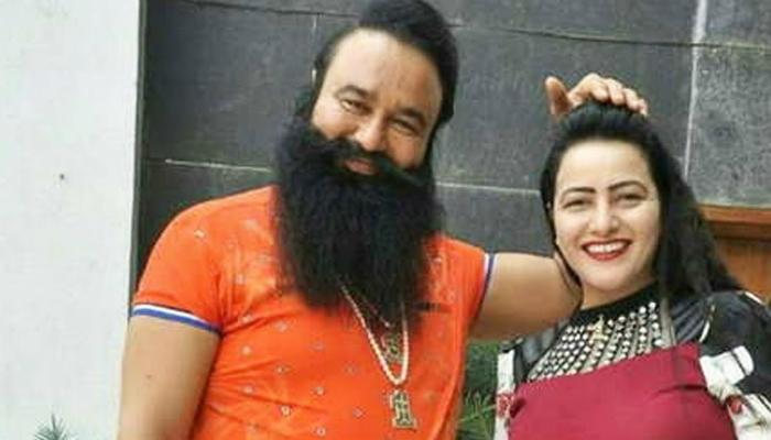 রাত ১০টা বাজলেই এসএমএস! 'শয্যাসঙ্গিনী' হানিপ্রীতই মেয়ে পাঠাত রামরহিমকে রাত ১০টা বাজলেই এসএমএস! 'শয্যাসঙ্গিনী' হানিপ্রীতই মেয়ে পাঠাত রামরহিমকে