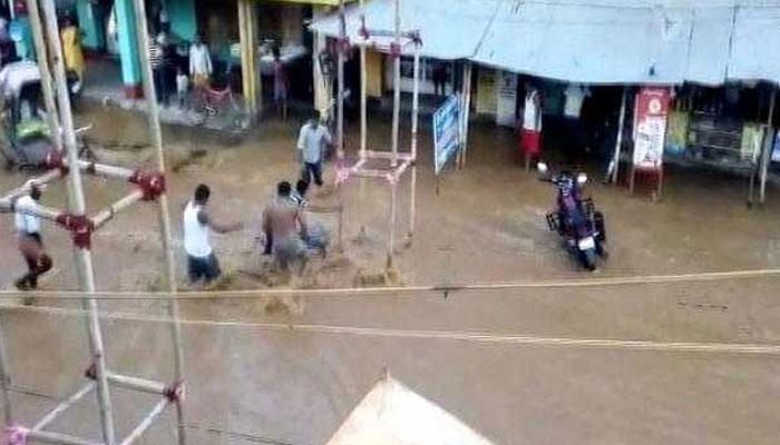 নীতীশের উদ্বোধনের আগেই বাঁধ ভেঙে 'প্লাবিত' ভাগলপুর নীতীশের উদ্বোধনের আগেই বাঁধ ভেঙে 'প্লাবিত' ভাগলপুর