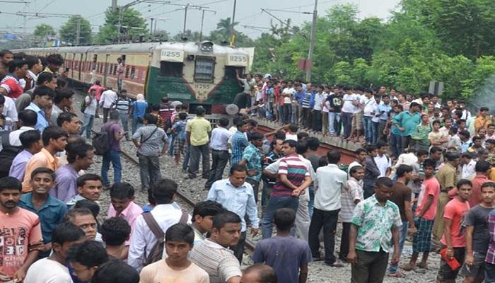 লাউডস্পিকার খারাপ, শোনা যাচ্ছে না ঘোষণা, যাত্রী বিক্ষোভ বেলঘড়িয়া স্টেশনে লাউডস্পিকার খারাপ, শোনা যাচ্ছে না ঘোষণা, যাত্রী বিক্ষোভ বেলঘড়িয়া স্টেশনে
