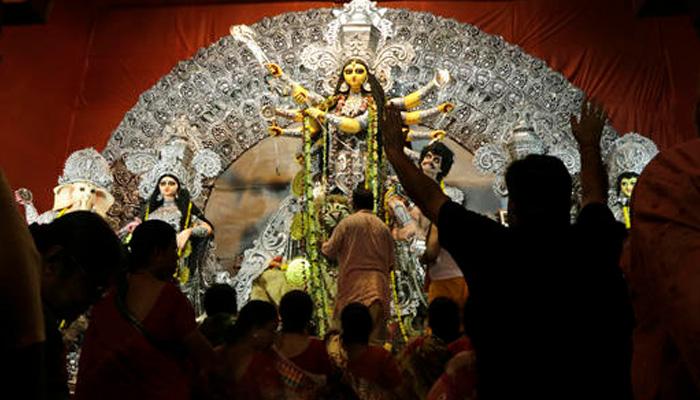 আজ চতুর্থী, উত্সবে মাতোয়ারা শহরে সকাল থেকেই মানুষের ঢল আজ চতুর্থী, উত্সবে মাতোয়ারা শহরে সকাল থেকেই মানুষের ঢল
