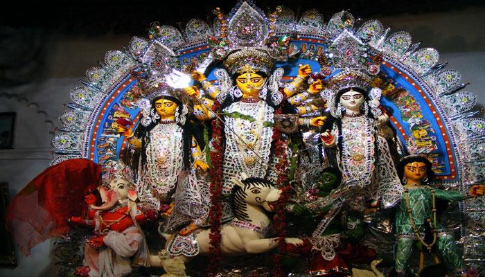 নবমীর দিন উত্সবের রঙে ঝলমলিয়ে ওঠে শোভাবাজার নবমীর দিন উত্সবের রঙে ঝলমলিয়ে ওঠে শোভাবাজার