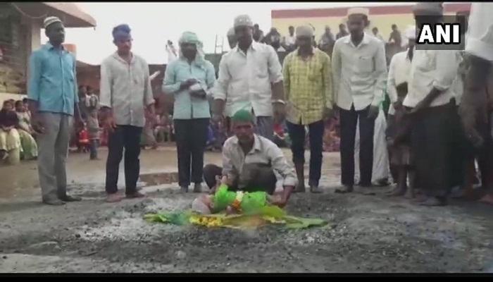 কুসংস্কারের থাবায় শৈশব! মানত রক্ষায় শিশুকে শুইয়ে রাখা হল তপ্ত পোড়া কয়লায় কুসংস্কারের থাবায় শৈশব! মানত রক্ষায় শিশুকে শুইয়ে রাখা হল তপ্ত পোড়া কয়লায়