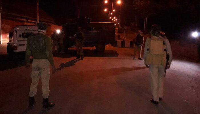 শ্রীনগরের BSF ক্যাম্পে জঙ্গি হানা, ৩ জওয়ান আহত, ১ জঙ্গি মৃত শ্রীনগরের BSF ক্যাম্পে জঙ্গি হানা, ৩ জওয়ান আহত, ১ জঙ্গি মৃত