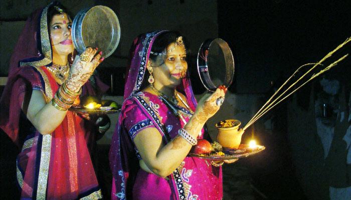ভারতীয় পুরুষরা কি সত্যিই চান, নারীরা তাঁদের জন্য উপবাস করুন? ভারতীয় পুরুষরা কি সত্যিই চান, নারীরা তাঁদের জন্য উপবাস করুন?