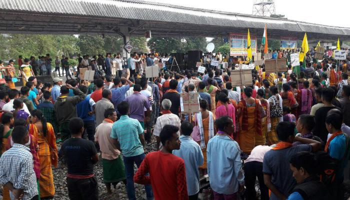 কোকরাঝাড়ে অবরোধ, আটকে একাধিক দূরপাল্লার ট্রেন কোকরাঝাড়ে অবরোধ, আটকে একাধিক দূরপাল্লার ট্রেন