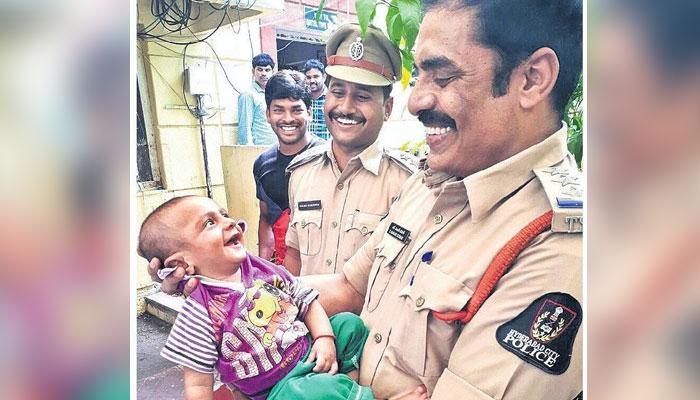 মায়ের কোলে কান্না, পুলিসের কোলে খিলখিল হাসি, রহস্য খুঁজছে সোশ্যাল মিডিয়া মায়ের কোলে কান্না, পুলিসের কোলে খিলখিল হাসি, রহস্য খুঁজছে সোশ্যাল মিডিয়া