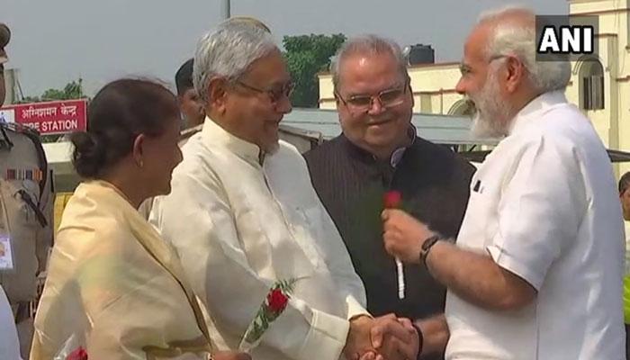 প্রধানমন্ত্রীকে আনতে গিয়ে বিমানবন্দরে আটকে গেলেন নীতীশই প্রধানমন্ত্রীকে আনতে গিয়ে বিমানবন্দরে আটকে গেলেন নীতীশই