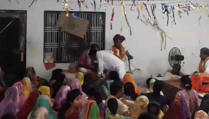 মহিলার সঙ্গে অবৈধ যৌন সম্পর্কের অভিযোগ, নিজের পুরুষাঙ্গ কাটলেন 'বাবা' মহিলার সঙ্গে অবৈধ যৌন সম্পর্কের অভিযোগ, নিজের পুরুষাঙ্গ কাটলেন 'বাবা'