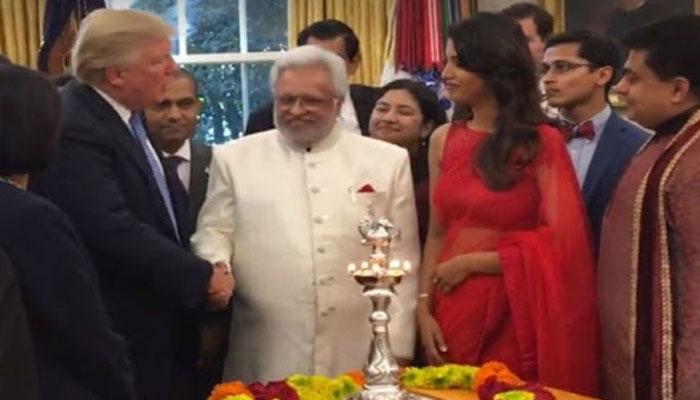 হোয়াইট হাউসে প্রদীপ জ্বালিয়ে দীপাবলি পালন করলেন ডোনাল্ড ট্রাম্প হোয়াইট হাউসে প্রদীপ জ্বালিয়ে দীপাবলি পালন করলেন ডোনাল্ড ট্রাম্প