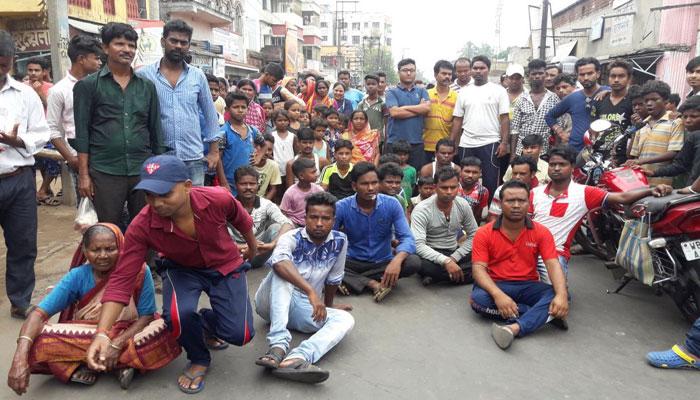 মদ ও জুয়ার ঠেকের প্রতিবাদ করে আক্রান্ত বাবা এবং ছেলে মদ ও জুয়ার ঠেকের প্রতিবাদ করে আক্রান্ত বাবা এবং ছেলে