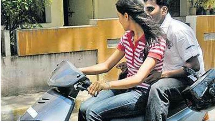 ১০০ সিসি পর্যন্ত বাইকে দু'জন বসার উপরে নিষেধাজ্ঞার ভাবনা কর্ণাটক সরকারের ১০০ সিসি পর্যন্ত বাইকে দু'জন বসার উপরে নিষেধাজ্ঞার ভাবনা কর্ণাটক সরকারের