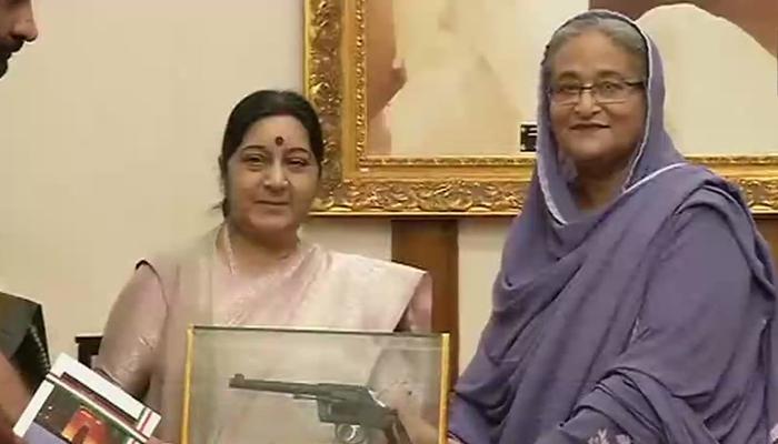 স্থিতাবস্থার জন্য রোহিঙ্গাদের দেশে ফেরাতে হবে, ঢাকায় দাঁড়িয়ে বার্তা সুষমার স্থিতাবস্থার জন্য রোহিঙ্গাদের দেশে ফেরাতে হবে, ঢাকায় দাঁড়িয়ে বার্তা সুষমার