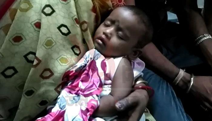 সারা গায়ে পিঁপড়ে, লিলুয়ায় উদ্ধার লাল কাপড়ে মোড়া শিশুকন্যা সারা গায়ে পিঁপড়ে, লিলুয়ায় উদ্ধার লাল কাপড়ে মোড়া শিশুকন্যা