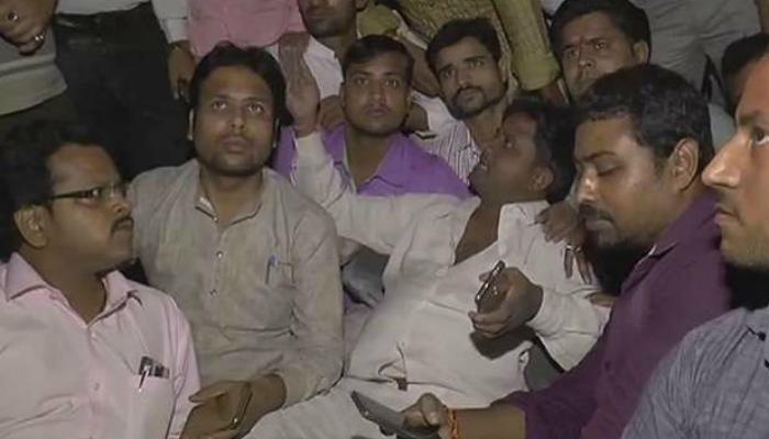 বিজেপি নেতা-কর্মীদের উপরে লাঠিচার্জের অভিযোগ যোগীর পুলিসের বিরুদ্ধে বিজেপি নেতা-কর্মীদের উপরে লাঠিচার্জের অভিযোগ যোগীর পুলিসের বিরুদ্ধে