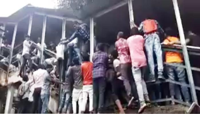 সেনা বাহিনীকে দিয়ে কি এবার গর্তও বোজানো হবে? এলফিনস্টোন নিয়ে কটাক্ষ সেনা বাহিনীকে দিয়ে কি এবার গর্তও বোজানো হবে? এলফিনস্টোন নিয়ে কটাক্ষ