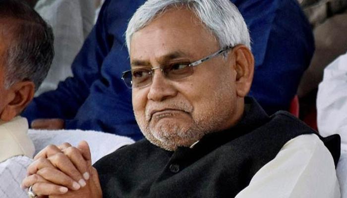 জেলখাটা বিষ মদ কারবারির সঙ্গে সেলফি, কোণঠাসা নীতীশ জেলখাটা বিষ মদ কারবারির সঙ্গে সেলফি, কোণঠাসা নীতীশ