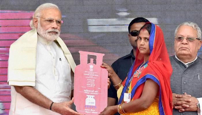 প্রধানমন্ত্রী উজ্জ্বলা যোজনায় দেওয়া হয়েছে ৩ কোটি গ্যাস সিলিন্ডার, দাবি মন্ত্রকের প্রধানমন্ত্রী উজ্জ্বলা যোজনায় দেওয়া হয়েছে ৩ কোটি গ্যাস সিলিন্ডার, দাবি মন্ত্রকের